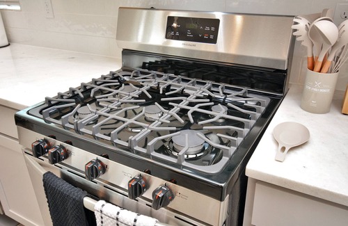 Spring Branch Central House | Modern, Relaxing Home in HTX - Sleeps 10+ Guests!