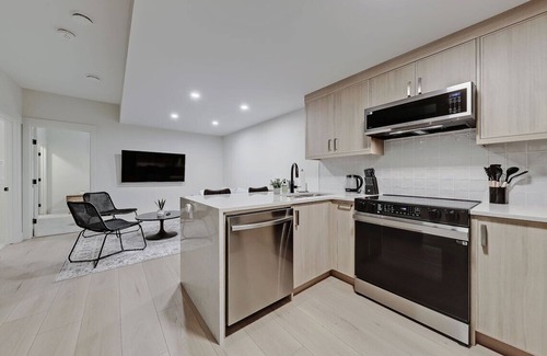 Northwest Calgary House | Modern & Relaxing Suite - Full Kitchen - King Bed + 2 Twin Beds - Pet Friendly!n