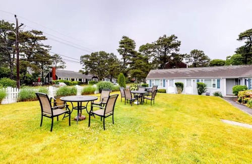 Dennis Port Apartment | Modern & Renovated Studio Condo (Steps to the Beach!) - Pool, WiFi, Free Parking