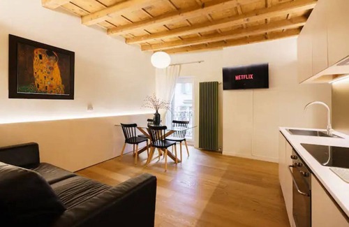 Citta Antica Apartment | Modern residence with balconies overlooking Piazza Erbe