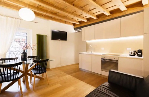 Citta Antica Apartment | Modern residence with balconies overlooking Piazza Erbe