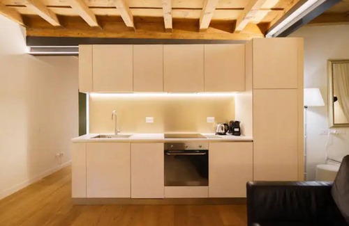 Citta Antica Apartment | Modern residence with balconies overlooking Piazza Erbe