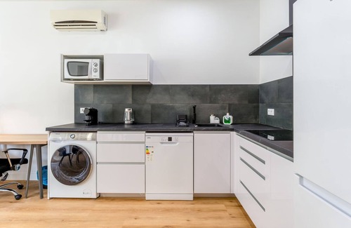 Se Apartment | Modern Retreat 1 in Faro by Lovelystay