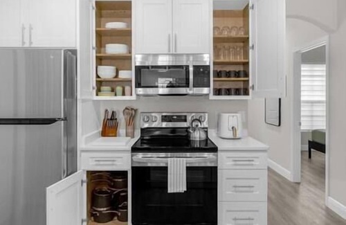 Sunset Ridge House | Modern Retreat 4BR | BBQ | PETS | 15 mi to Disney