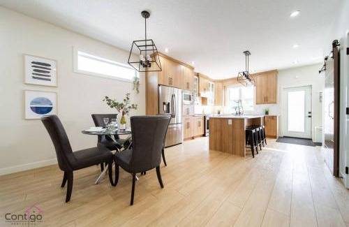Jasper Place House | Modern Retreat, AirCon, Backyard, Near DT & WEM