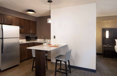 Raisin Hotel | Modern Retreat in Central Fresno! Outdoor Pool, Pets Allowed, Full Kitchen!