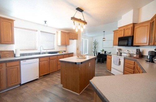 Crystal House | Modern Retreat near Death Valley w/scenic mountain views & stargazing