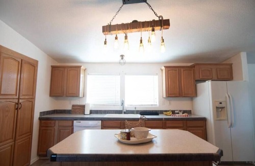 Crystal House | Modern Retreat near Death Valley w/scenic mountain views & stargazing
