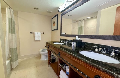 Western Division Hotel | Modern Retreat w/Gym & Pool Access | Walk to Landmarks & Local Eats | 3 Units