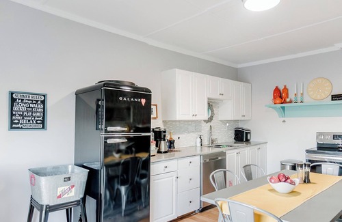 Queens County House | Modern & Retro Charm: 9 mins to YYG 15 min to DT 4BR King bed A/C PEI