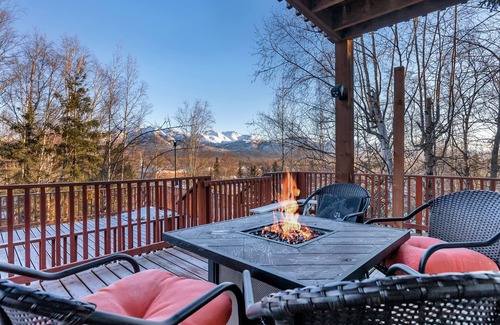 Northeast Anchorage Condo | Modern-Retro Jazzy Alaskan Casa, Enormous Deck