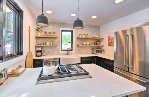 Gallatin Gateway House | Modern Riverfront Home: 6 Mi to Big Sky Town!