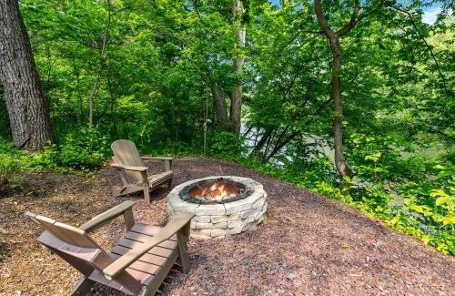 Rileyville House | Modern Riverside Cabin w Hot Tub Fire Pit Kayaks