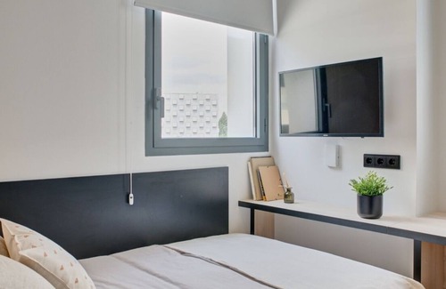 Milagrosa Apartment | Modern Room with High-Speed Wi-Fi in Pamplona