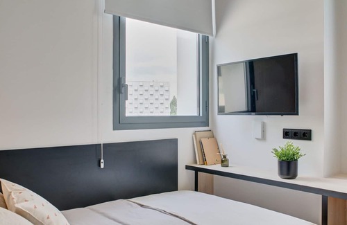 Milagrosa Apartment | Modern Room with High-Speed Wi-Fi in Pamplona