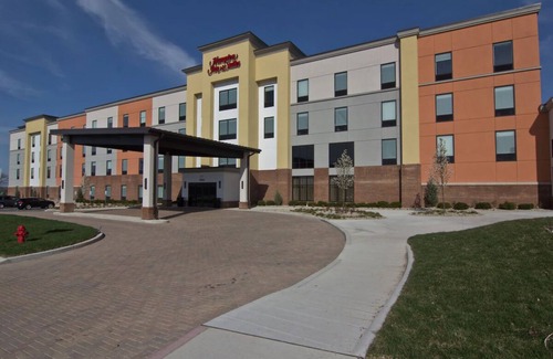 Columbus Hotel | Modern Rooms | EV Charging & Indoor Pool | Next to Scioto Downs