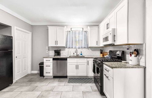 Mount Clemens Apartment | Modern, Rustic[3BR/1.5BA]Townhome in Mt. Clemens