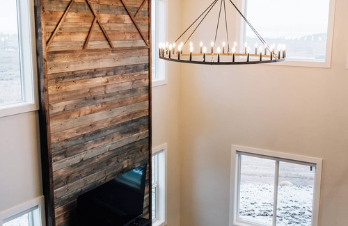 Sweetwater House | Modern Rustic Cabin - Sleeps 26 - Hot Tub, Theatre, Pickleball, Putting Green