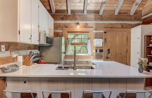 Cataloochee Ranch Cabin | Modern, Rustic Log Cabin. Secluded, Close to Cataloochee. Fast WiFi!