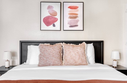 Central San Mateo Apartment | Modern San Mateo 1BR w/ W/D, BBQ & Pool, nr Caltrain, by Blueground