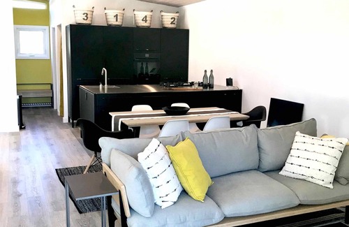 Healdsburg Cottage | Modern, secluded retreat - Walk to the plaza and to wineries!
