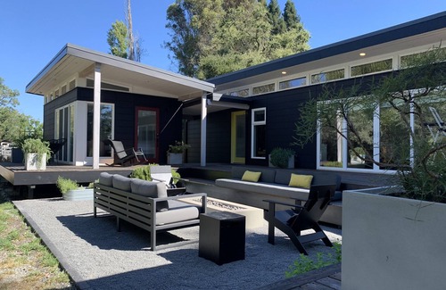 Healdsburg Cottage | Modern, secluded retreat - Walk to the plaza and to wineries!
