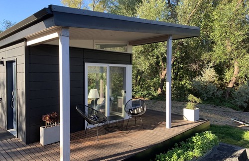 Healdsburg Cottage | Modern, secluded retreat - Walk to the plaza and to wineries!