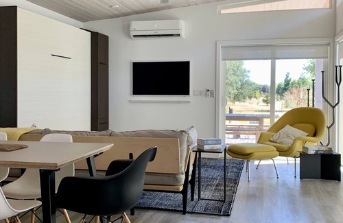 Healdsburg Cottage | Modern, secluded retreat - Walk to the plaza and to wineries!