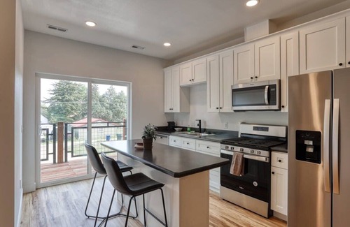 Sheridan Apartment | Modern Select Suites -2bd Stay 1 min to Downtown