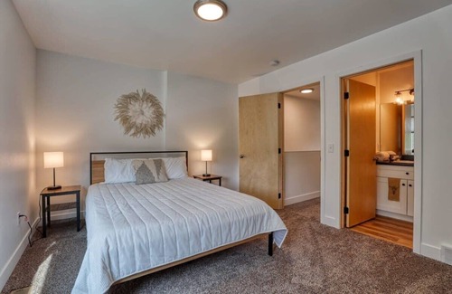 Sheridan Apartment | Modern Select Suites, 2bd Stay 1 min to Downtown
