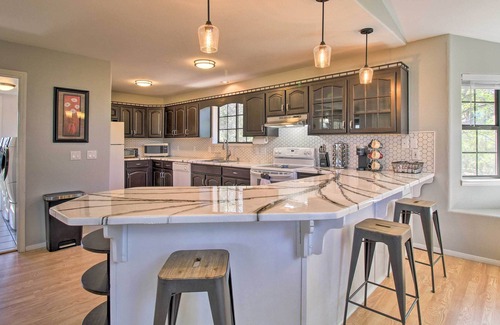 Timberland Acres Cabin | Modern Show Low Retreat w/ Deck & Mtn Views!