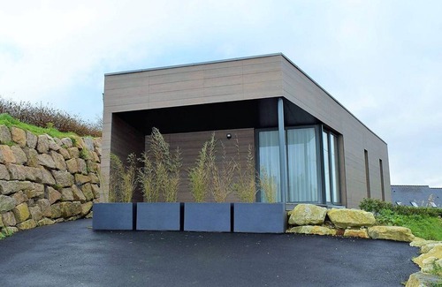 Tregastel House | Modern Single-Level House with WiFi, Terrace, and Parking in Trégastel