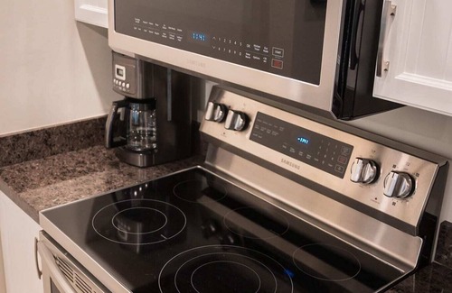 Upper Village Condo | Modern-Ski-In-Out 4Couples | 3HotTubs + Netflix | SuiteLifeOriginal | The Aspens