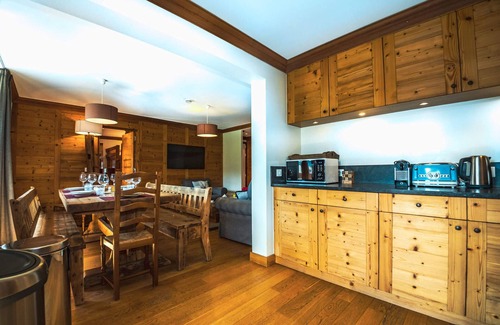 Le Lavachet Apartment | Modern Ski-In/Ski-Out Apartment with Balcony, Stunning Views & WiFi in Tignes