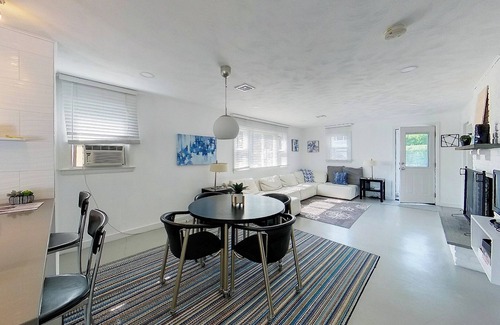 Newport East Cottage | 🌊 Modern & Sleek Beach Cottage – Stylish getaway just minutes from Newport’s best beaches! ☀️🏡