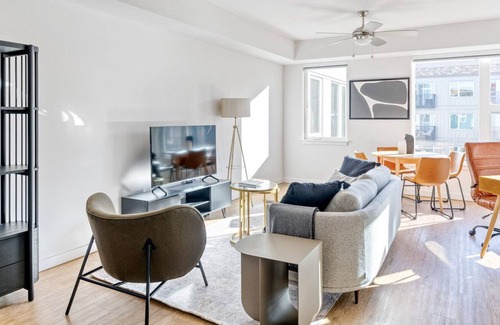 Cascade Apartment | Modern SLU 1BR w/ Gym & Lounge, close to Space Needle, by Blueground