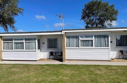 Great Yarmouth Ski Chalet | Modern South Facing Chalet , 5 Minutes From the Beach. Sleeps 5