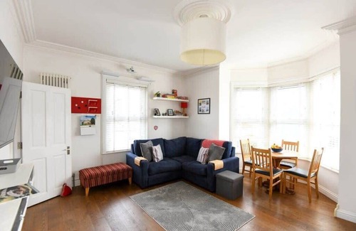 Southville Apartment | Modern Southville Apartment, 5 Min Walk to Centre