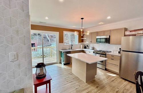Norwalk Apartment | Modern & Spacious 2 Bedroom in SONO!