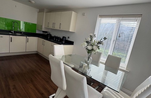 Dartford House | Modern & Spacious 3-Bedroom Home in Dartford – Ideal for Families & Contractors