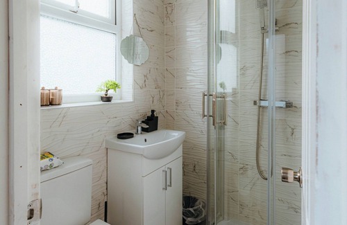 Bootle House | Modern Spacious 4 Bed- Sleeps 7