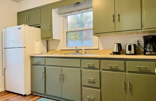 Evansville House | Modern, Spacious, and Clean 2 Bedroom Townhome