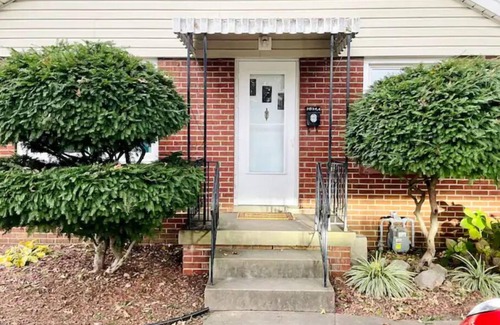 Evansville House | Modern, Spacious, and Clean 2 Bedroom Townhome
