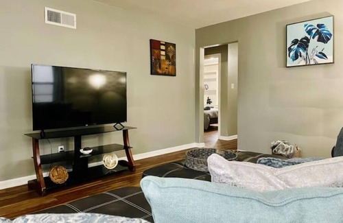 Evansville House | Modern, Spacious, and Clean 2 Bedroom Townhome
