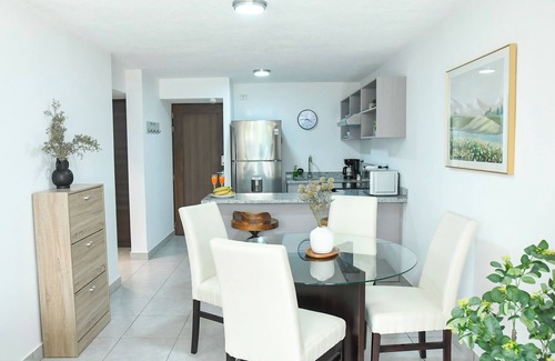 San Salvador Apartment | Modern & Spacious APT - Wifi, Gym, Pool, A/C