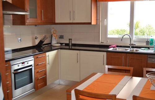 Branqueira House | Modern, spacious, centrally located three bedroom house with large pool and garden