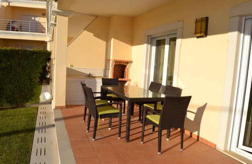 Branqueira House | Modern, spacious, centrally located three bedroom house with large pool and garden