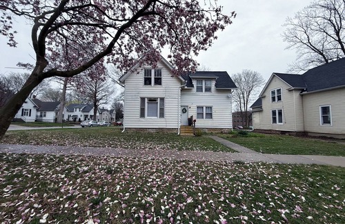 Urbana Apartment | Modern, Spacious & Comfy house next to UIUC/CARLE