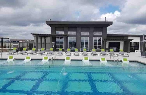Lindbergh Condo | Modern Spacious Condo King Bed w.RoofTop Pool &Gym