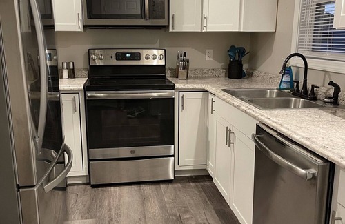 Bangor House | Modern Spacious home near airport